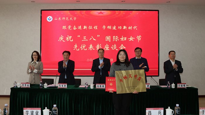 获表彰的全国巾帼文明岗团队代表